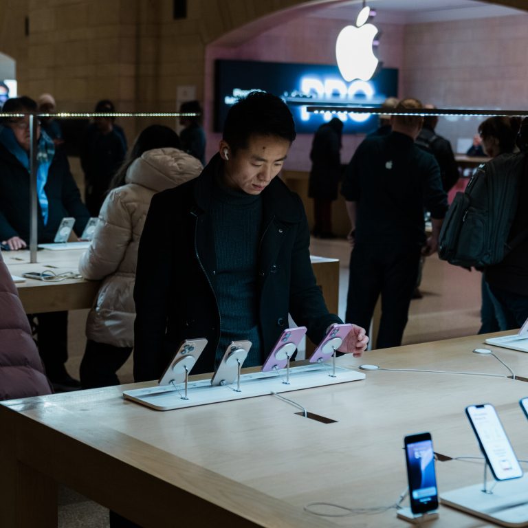 Read more about the article Apple’s Revenue Increases 4 Percent Despite Slowing iPhone Sales