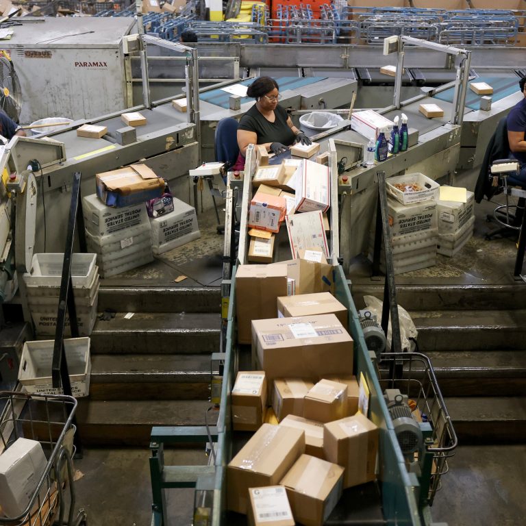 Read more about the article U.S. Postal Service Halts Parcel Service From China as Trump’s Trade Curbs Begin