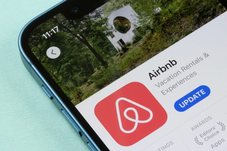 Read more about the article Airbnb Stock Outlook: Is Wall Street Bullish or Bearish?