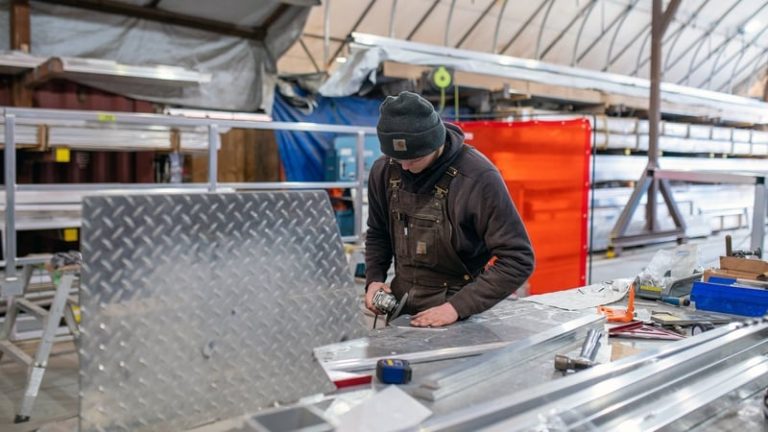 Read more about the article Trump to announce 25% steel and aluminium tariffs