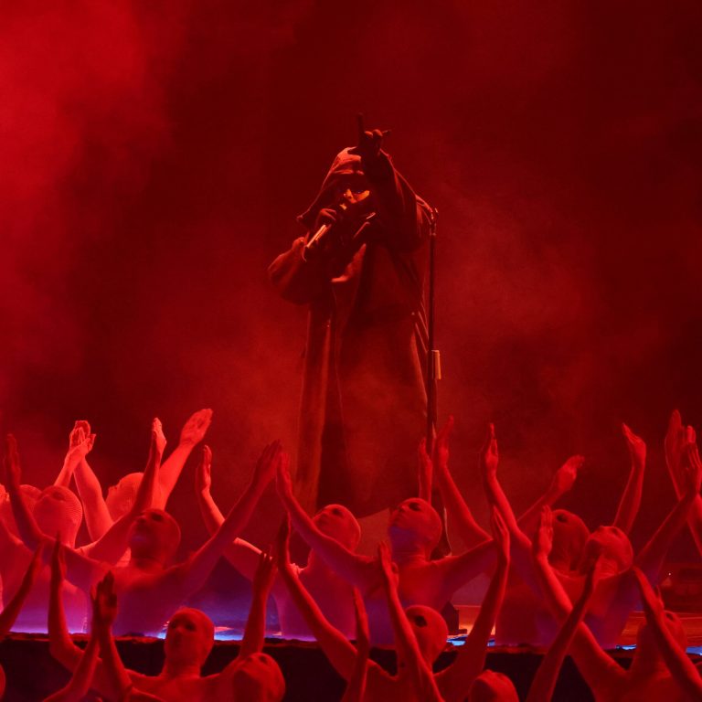 Read more about the article The Weeknd Hits No. 1 for a Fifth Time With ‘Hurry Up Tomorrow’