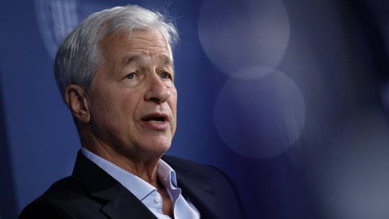 Read more about the article JPMorgan CEO Dimon dismisses in-office work pushback