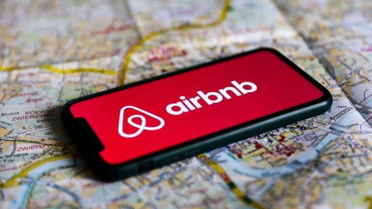 Read more about the article Airbnb tempers Q1 forecast on FX headwinds, Easter timing