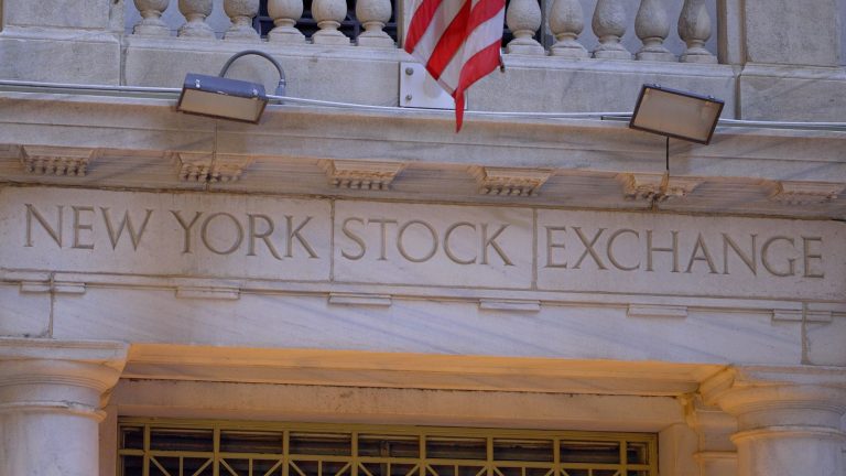 Read more about the article Stocks Close Mildly Higher as 10-year T-note Yield Edges Lower