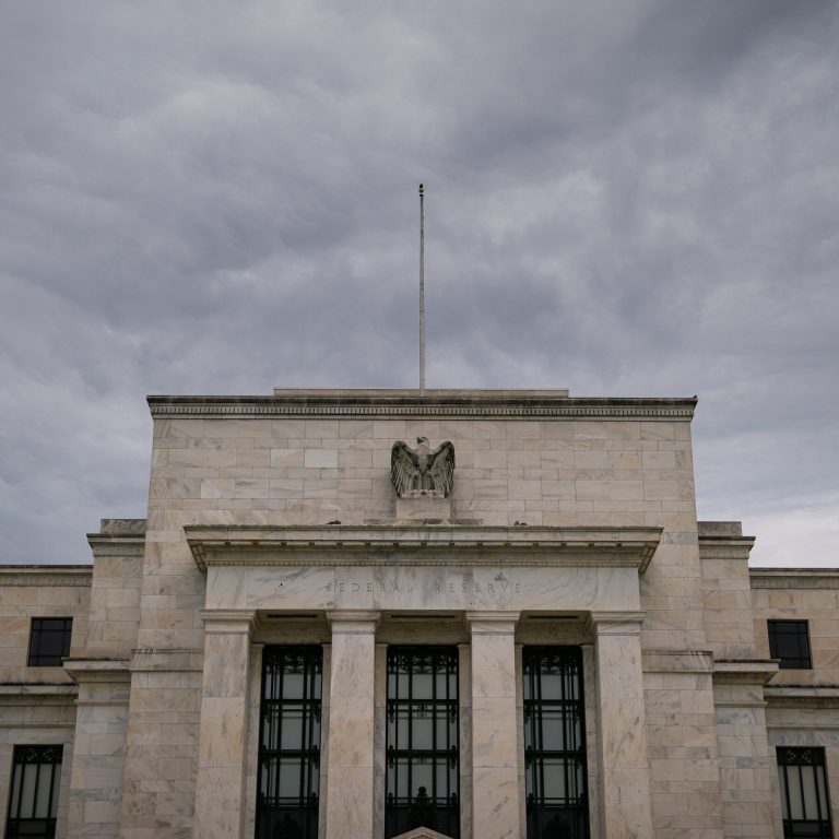 Read more about the article Trump Tests Fed’s Independence With Order Expanding Authority Over Agencies