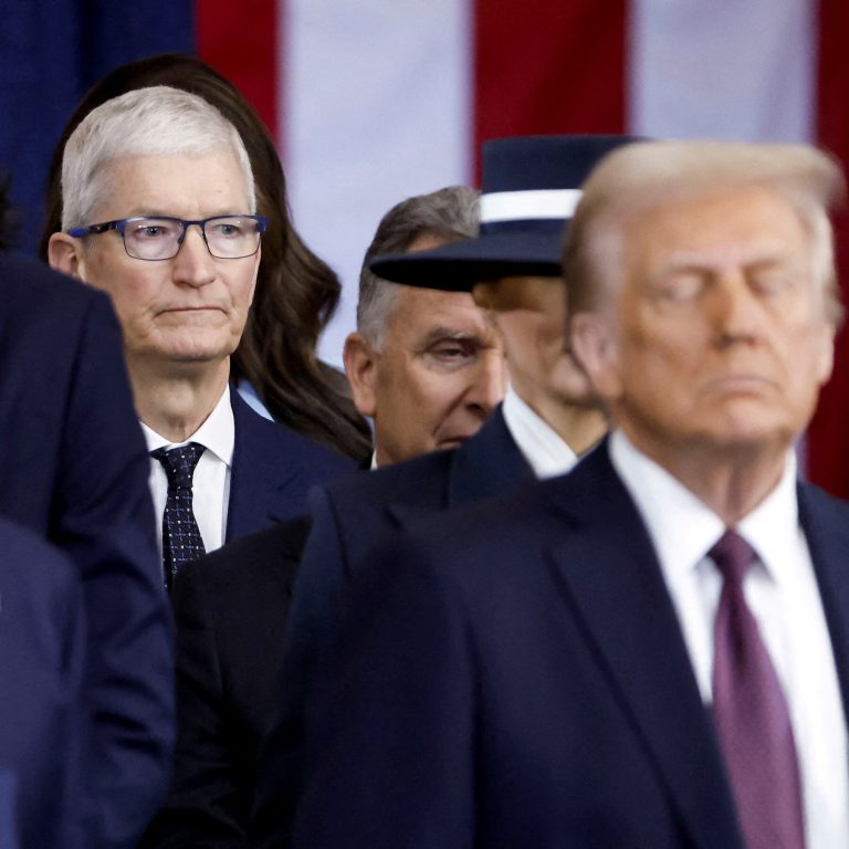 Read more about the article Apple to Invest $500 Billion in U.S. as Trump Tariffs Loom