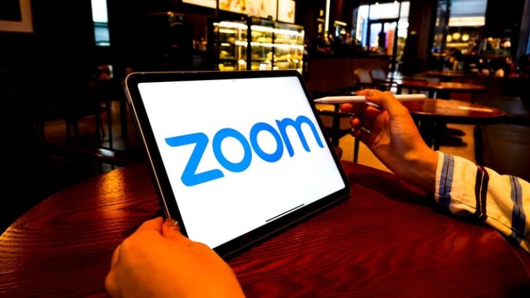 Read more about the article Zoom issues dour revenue forecasts as demand slows
