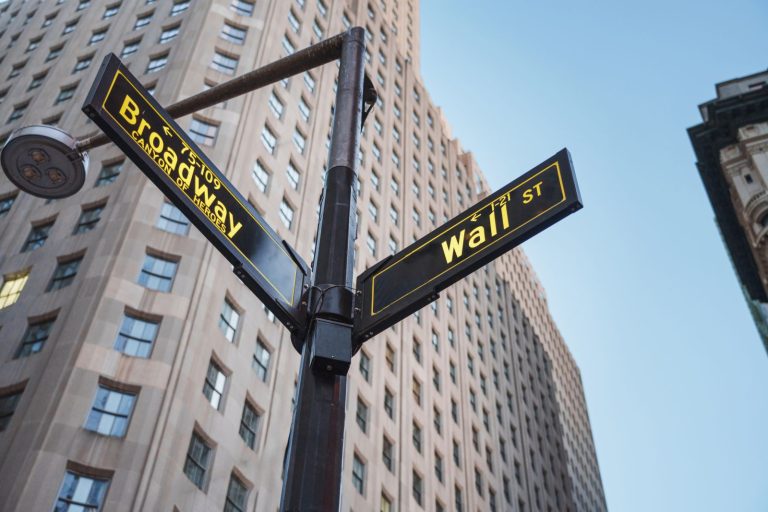 Read more about the article Stocks Decline on Weakness in Tech Stocks