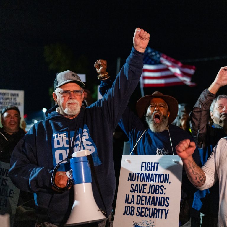 Read more about the article Dockworkers Vote to Accept New Labor Contract