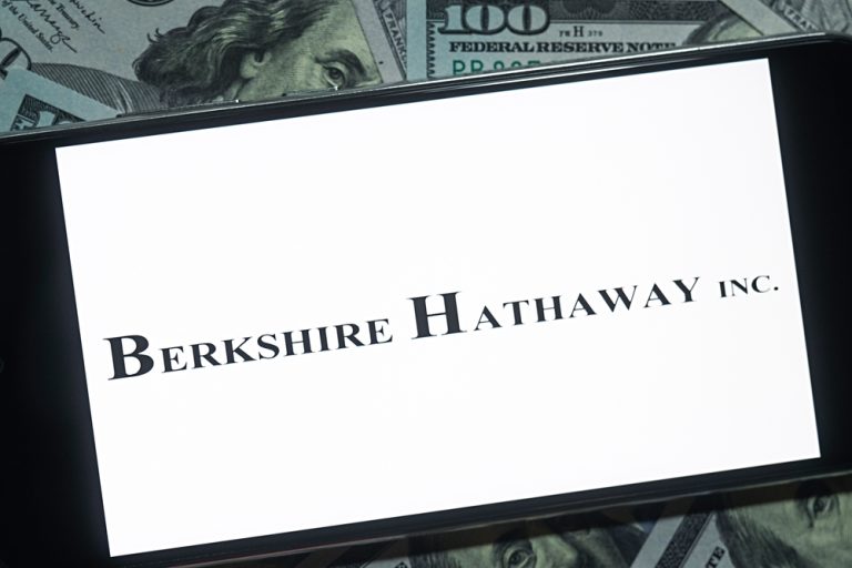 Read more about the article Is Berkshire Hathaway Stock Outperforming the S&P 500?