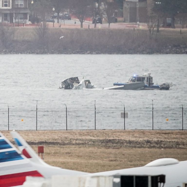 Read more about the article Deadly Crash Focuses Attention on Helicopter Traffic at Reagan Airport