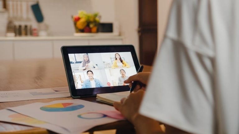 Read more about the article Compromise reached in civil service remote working row