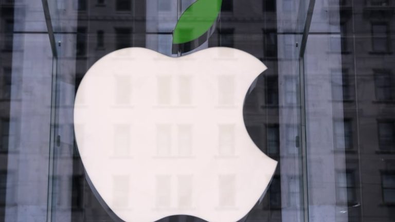 Read more about the article Apple shares rise after positive sales outlook