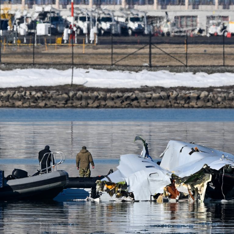 Read more about the article Washington Crash Renews Concerns About Air Safety Lapses