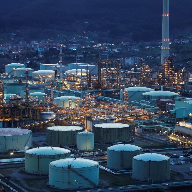 Read more about the article Oil Prices Drop Amid Concerns Over Trump’s Tariffs and OPEC Increases