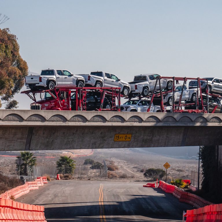 Read more about the article Trump Suspends Mexico and Canada Tariffs on USMCA Goods for a Month
