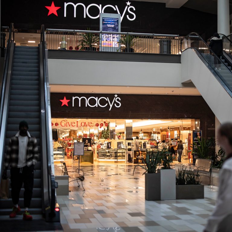 Read more about the article Macy’s Signals Rocky Year Ahead as Retailers Reckon With Trade War