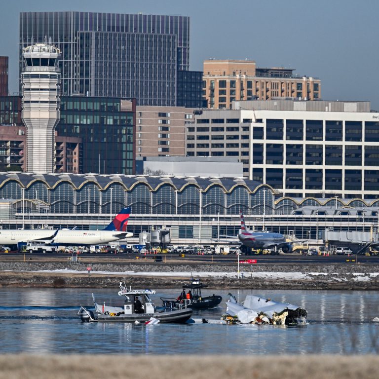 Read more about the article Restrictions Ordered for Helicopters Near Reagan Airport After Plane Crash