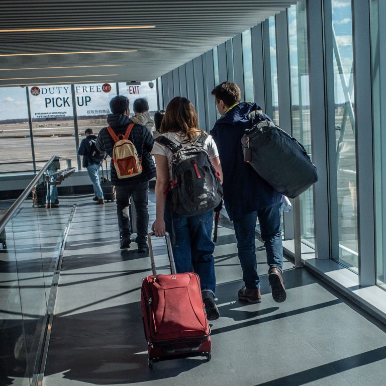 Read more about the article Delta, Southwest, American Airlines Cut Forecasts, an Early Alarm About Consumer Spending