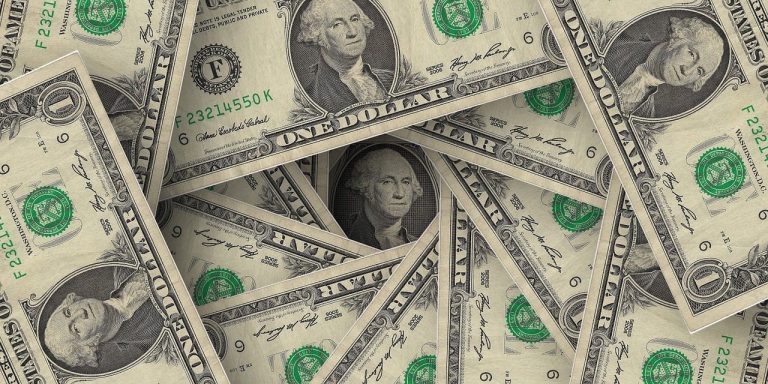 Read more about the article Dollar Gains and Gold Posts a Record High on Tariff Anxiety
