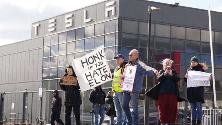 Read more about the article Protesters call for Tesla boycott at London dealership