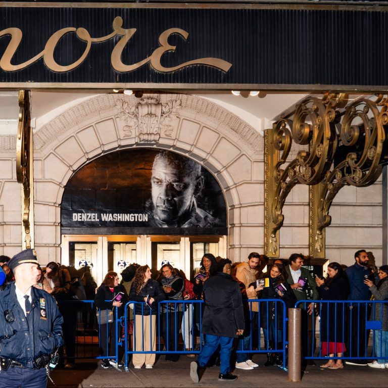 Read more about the article With $921 Seats, Denzel Washington’s ‘Othello’ Breaks a Box Office Record