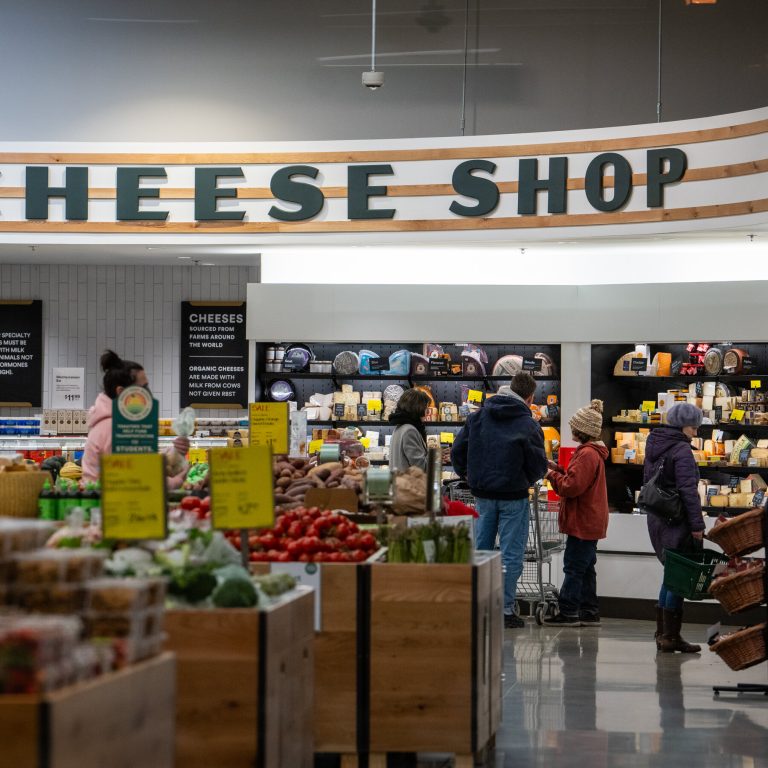 Read more about the article U.S. Consumer Sentiment Drops as Inflation Anxiety Soars