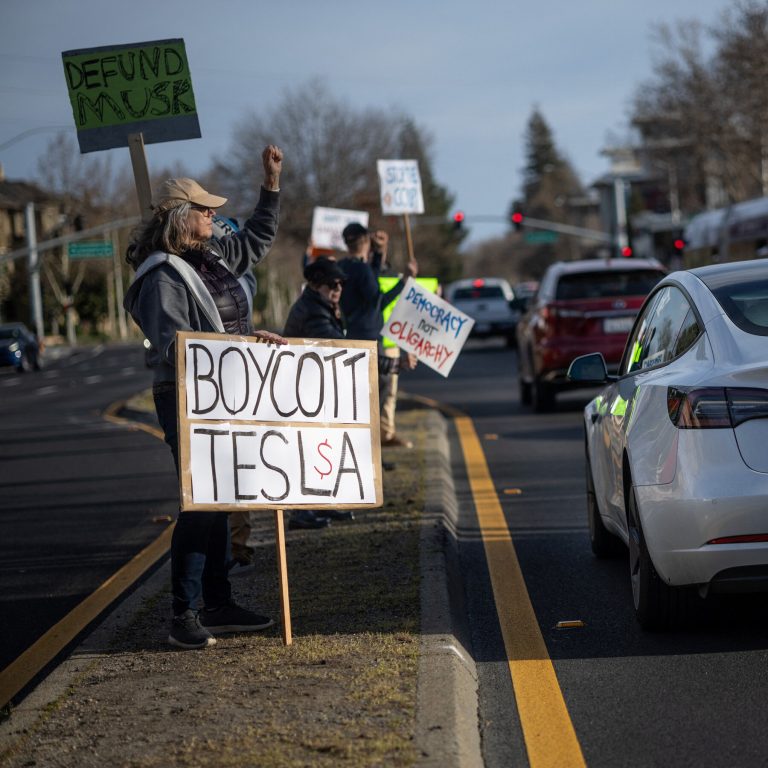 Read more about the article Can Trump and Musk Convince More Conservatives to Buy Teslas?