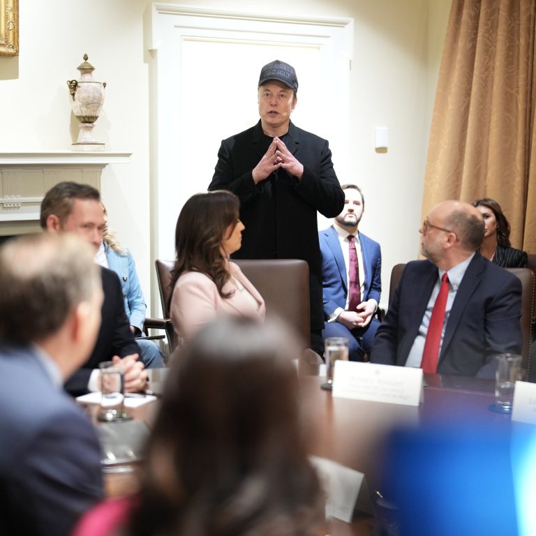 Read more about the article Elon Musk’s Starlink Expands Across White House Complex