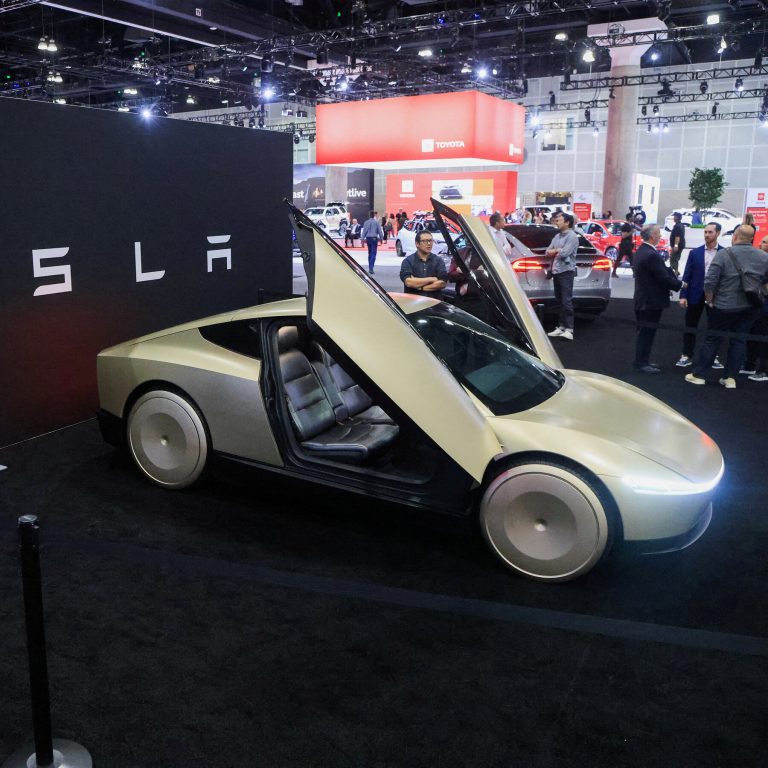 Read more about the article Tesla Wins California Permit to Begin Offering Rides