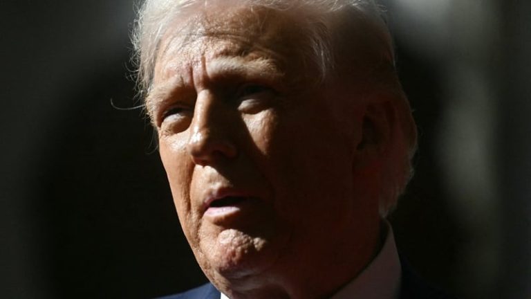 Read more about the article Trump urges Fed to cut rates ahead of tariffs