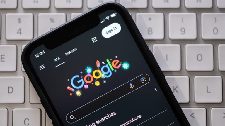 Read more about the article Google hit with 2 charges under EU rules, risks fines