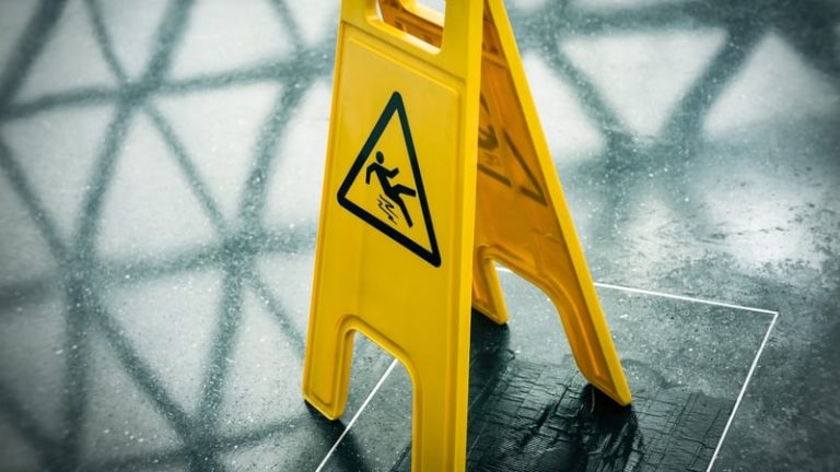 Read more about the article Manager dismissed after falling in warehouse wins €10,000