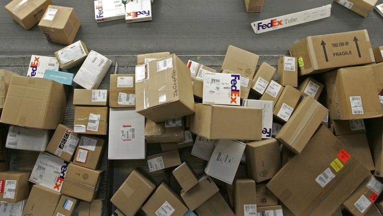 Read more about the article FedEx shares slide amid lower forecasts