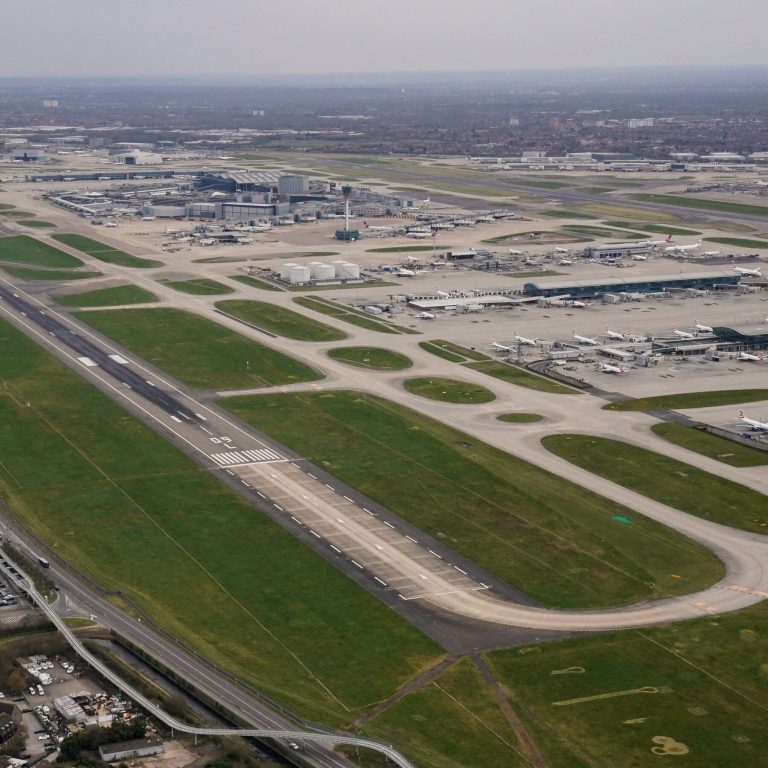 Read more about the article Flights Resume at Heathrow After Substation Fire Shut Down Airport