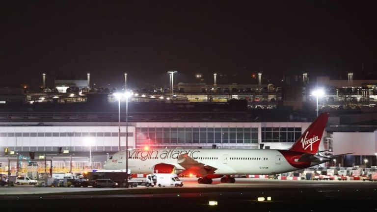 Read more about the article Heathrow Airport flights resume as boss apologises