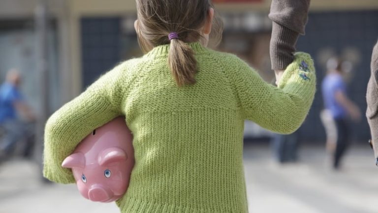 Read more about the article How to prepare children for good personal finance habits