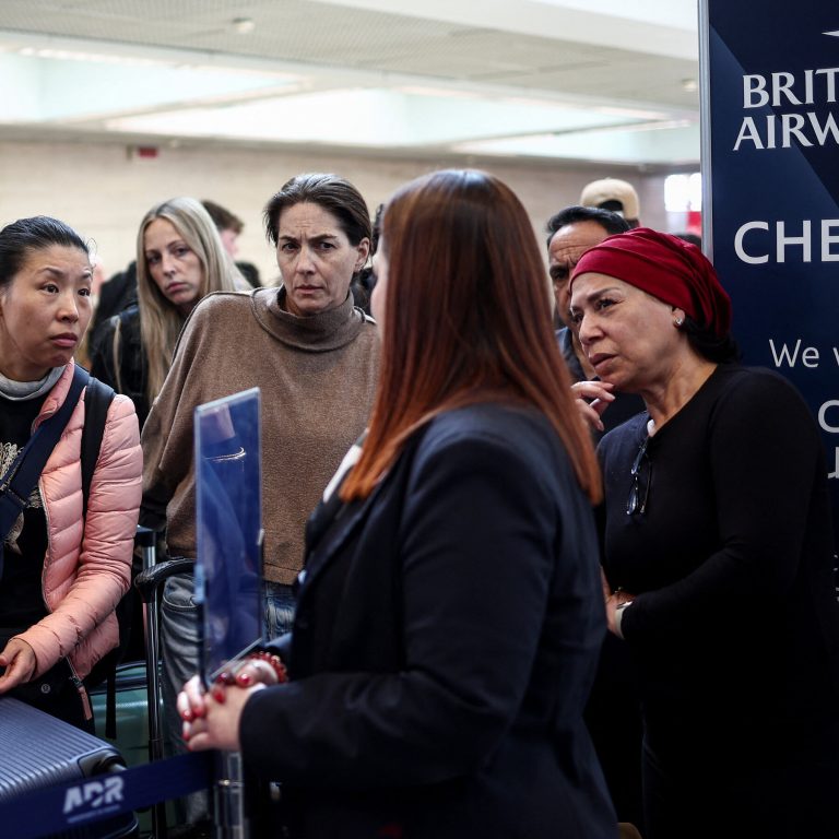 Read more about the article Airlines Scramble to Rebook Travelers After Canceling Heathrow Flights