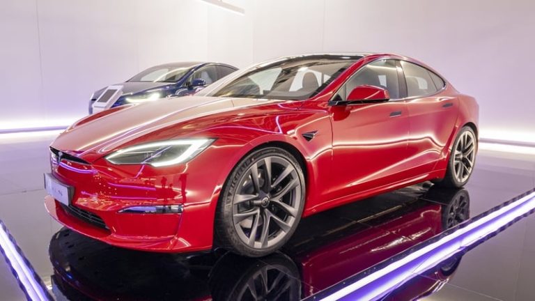Read more about the article Tesla jumps as lower share price draws investors