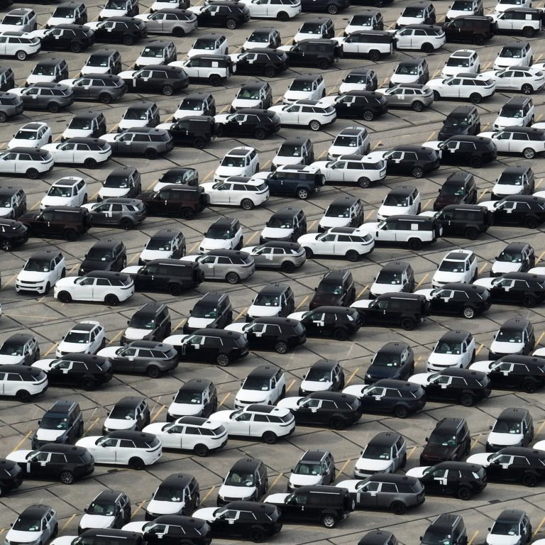 Read more about the article Trump Announces 25% Tariffs on Imported Cars and Car Parts