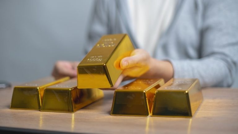 Read more about the article Trade war woes propel gold to record highs