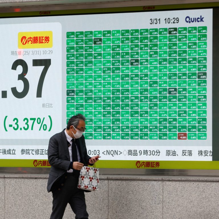 Read more about the article Stocks Sink as Trump’s Tariff Threats Weigh on Confidence