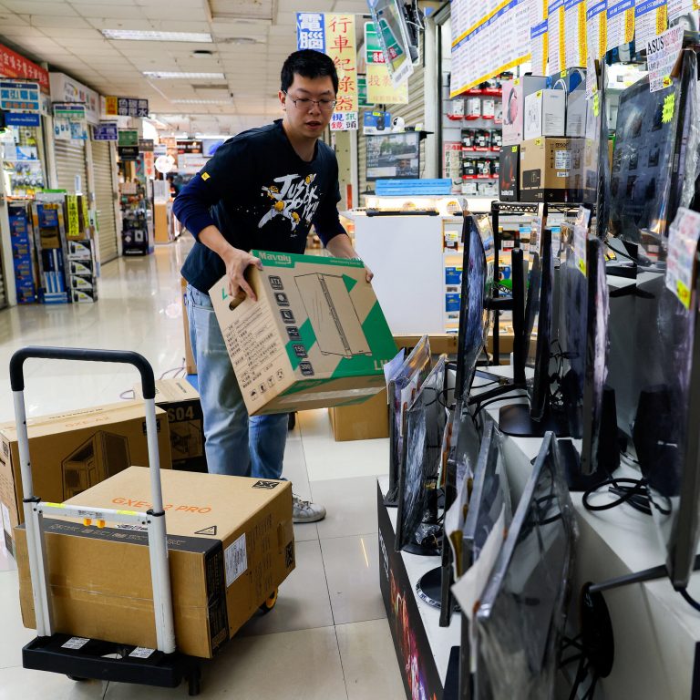 Read more about the article A Stunned World Reckons With Economic Fallout From Trump’s Tariffs