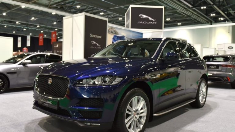 Read more about the article UK to relax EV targets as car makers reel from tariffs