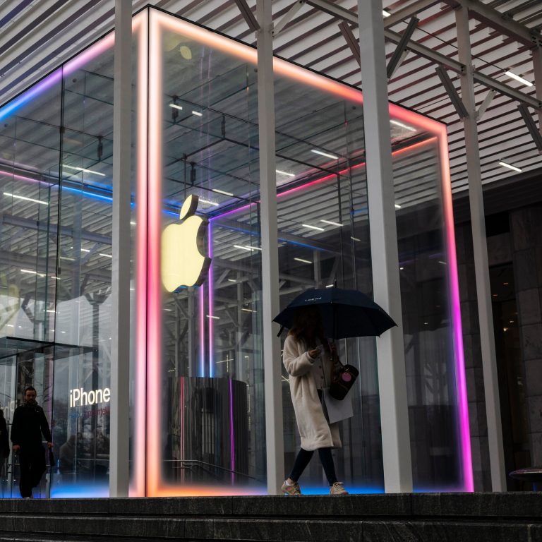 Read more about the article Trump Adds Tariff Exemptions for Smartphones, Computers and Other Electronics