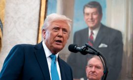Trump Offers a Private Dinner to Top 220 Investors in His Memecoin