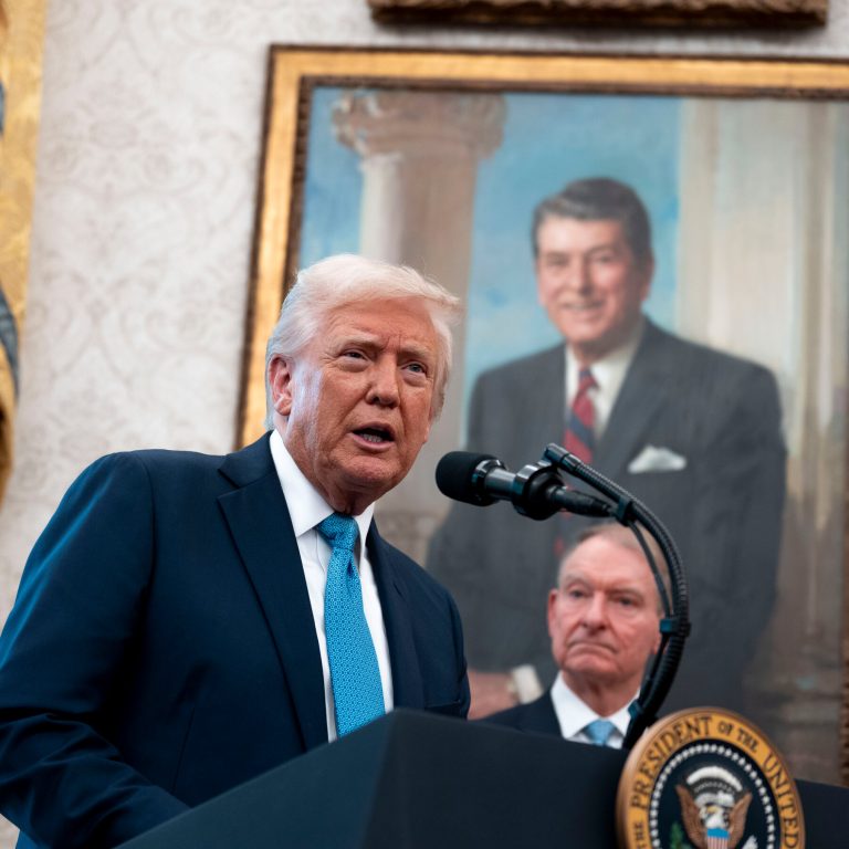 Read more about the article Trump Offers a Private Dinner to Top 220 Investors in His Memecoin