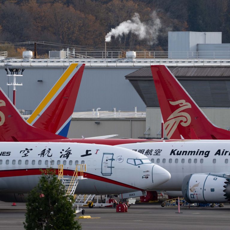 Read more about the article Boeing Reports Smaller Loss but Trade War Threats Loom