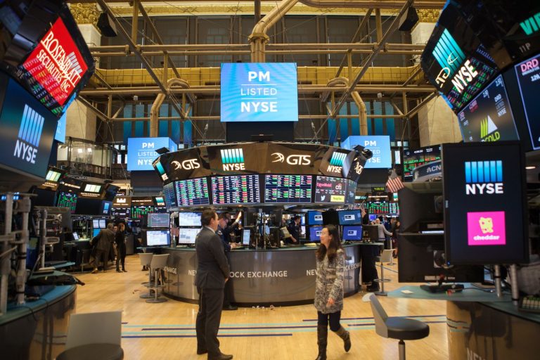 Read more about the article Stocks Rally as China Trade Tensions Ease and Trump Softens Stance on Powell