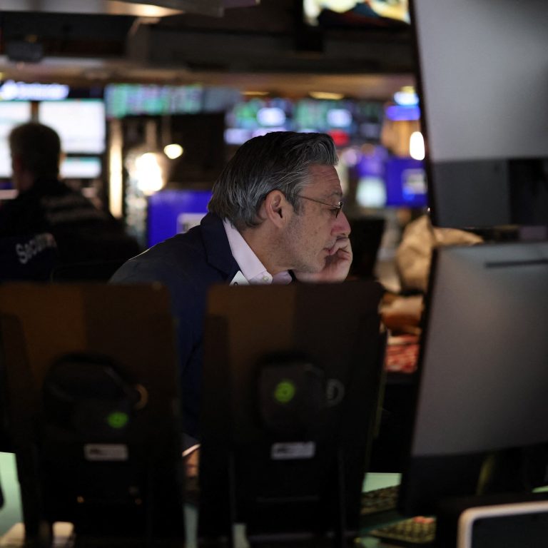 Read more about the article Stocks Extend Gains as Investors Weigh Fed Rates and Tariff Talk